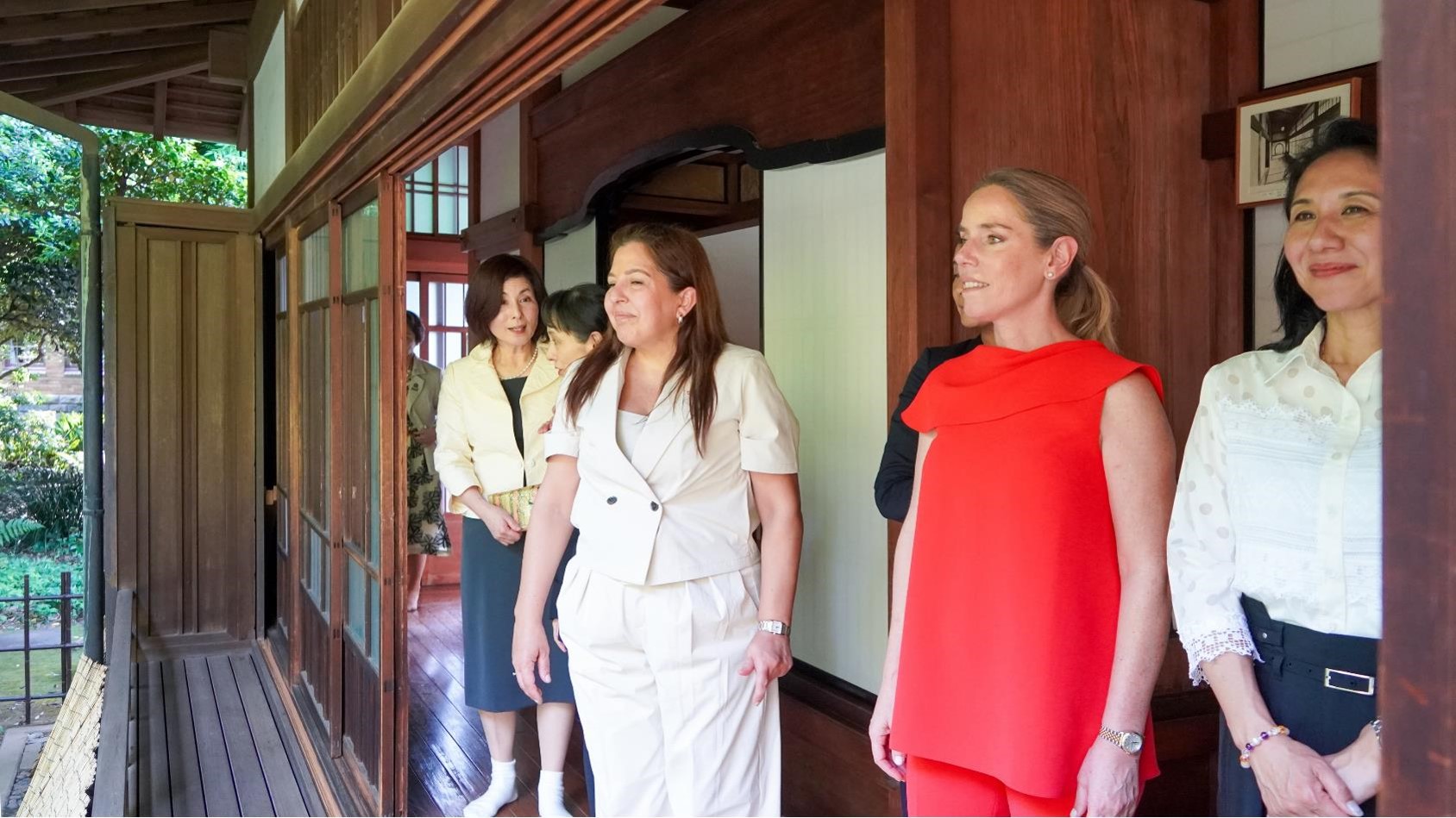 縁側での大統領夫人たち