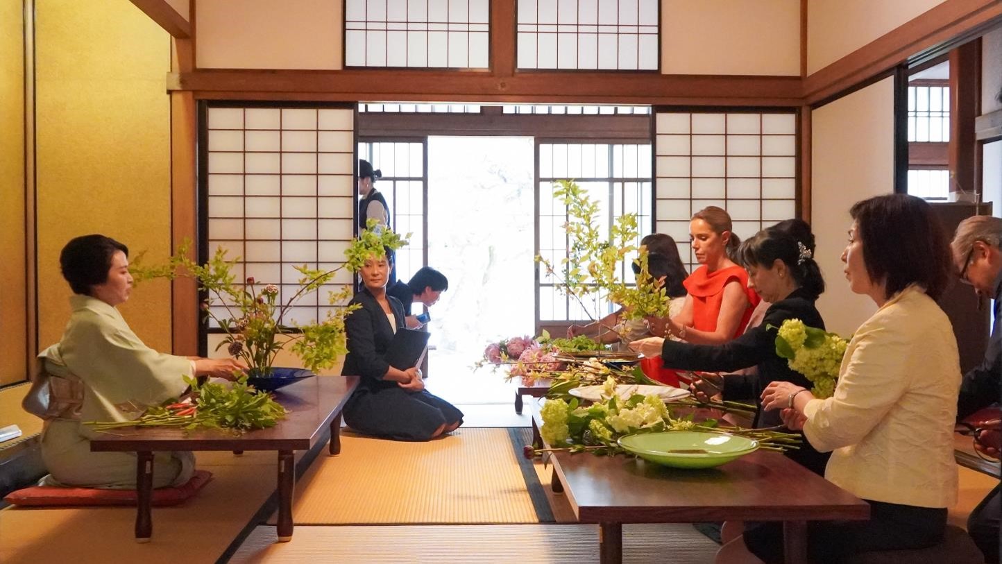 お花を生ける様子