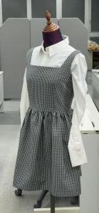 作品の写真（グレーのワンピース）