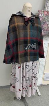 作品の写真（チェック柄のポンチョ）