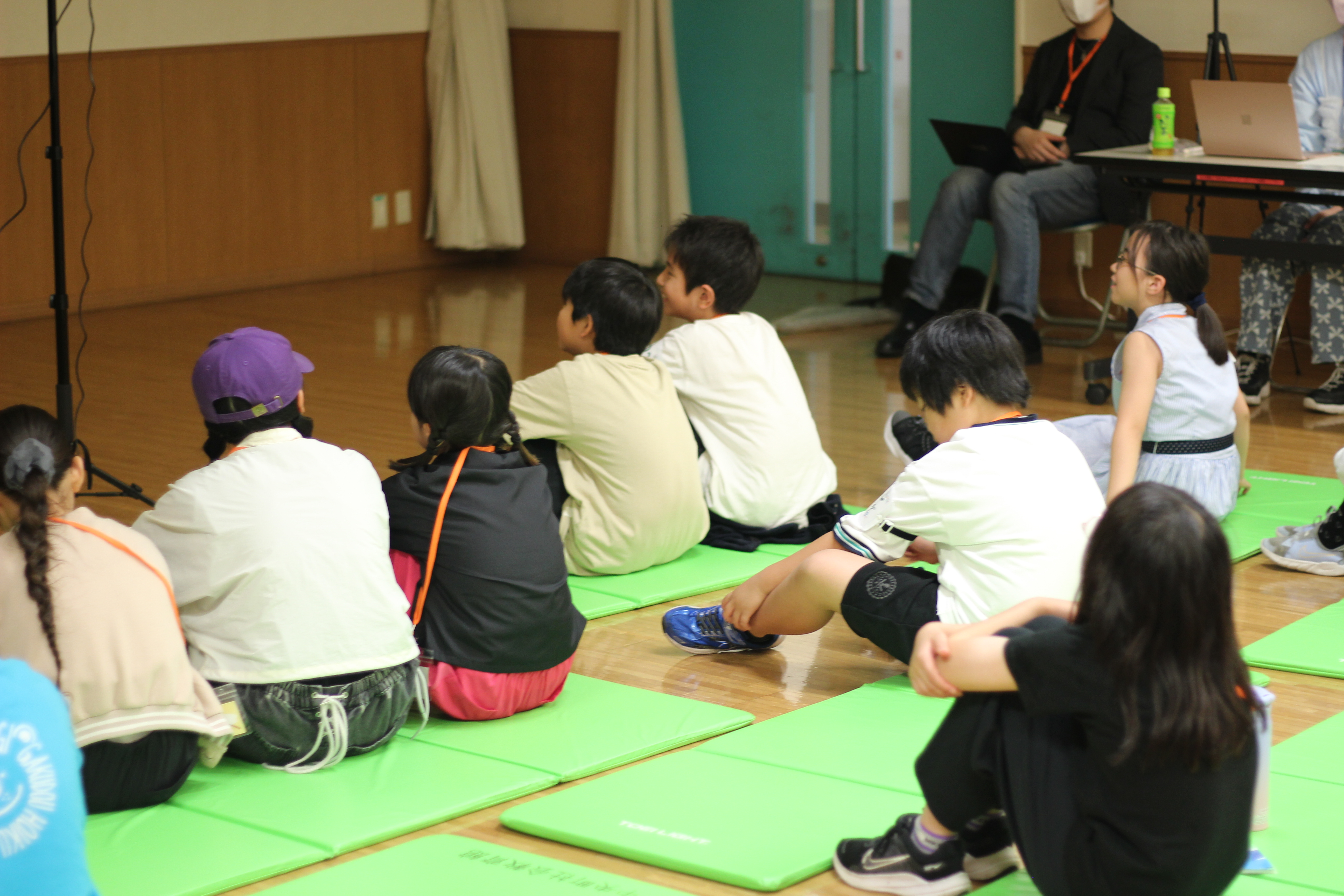 説明を聞くこどもたち