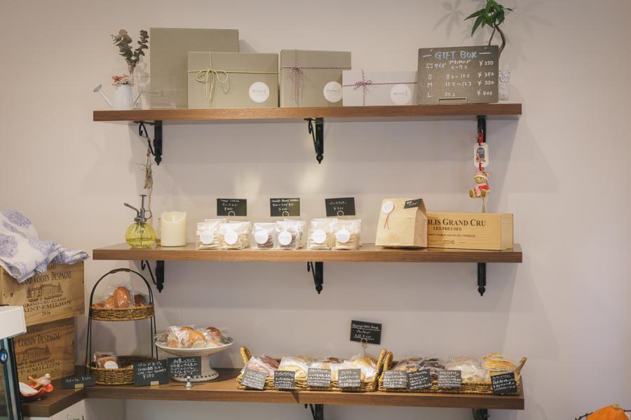 焼き菓子が並んだ棚の写真