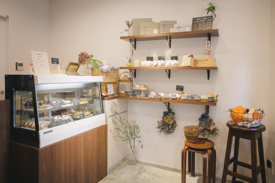 焼き菓子が並んだ棚とケーキが並んだショーケースの写真