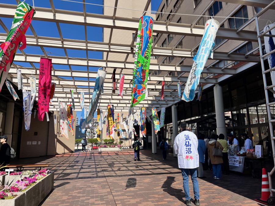 のぼりが飾られている様子