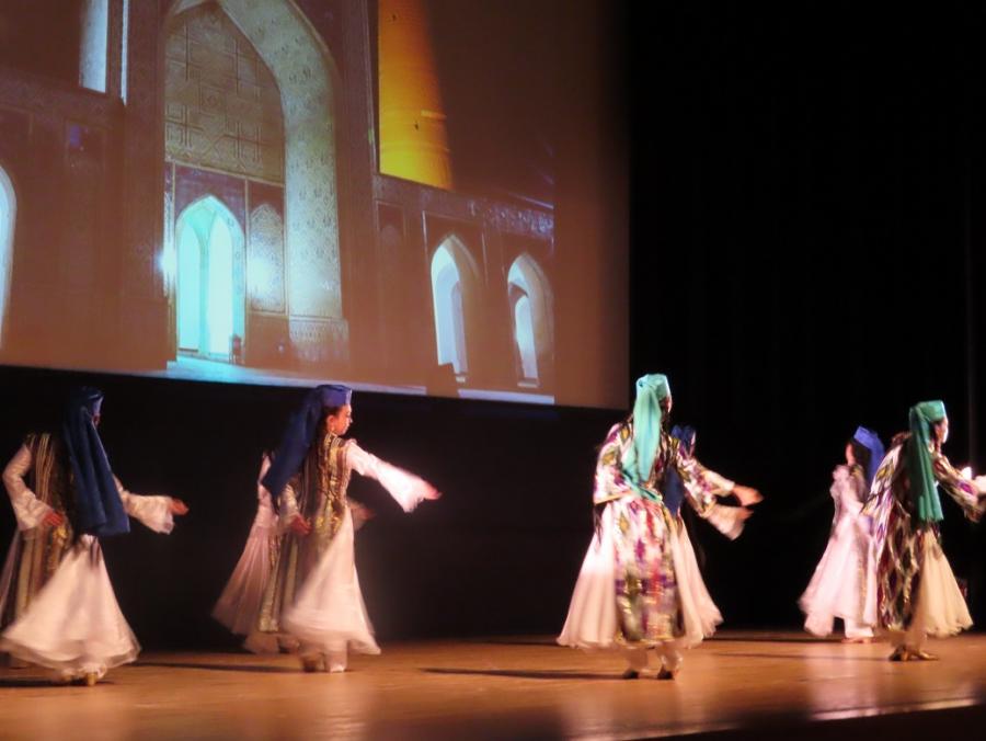 協力団体による外国の踊りステージパフォーマンス