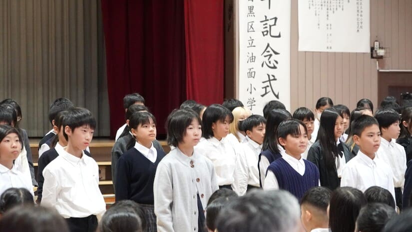 発表する6年生の真剣な表情をアップした写真。