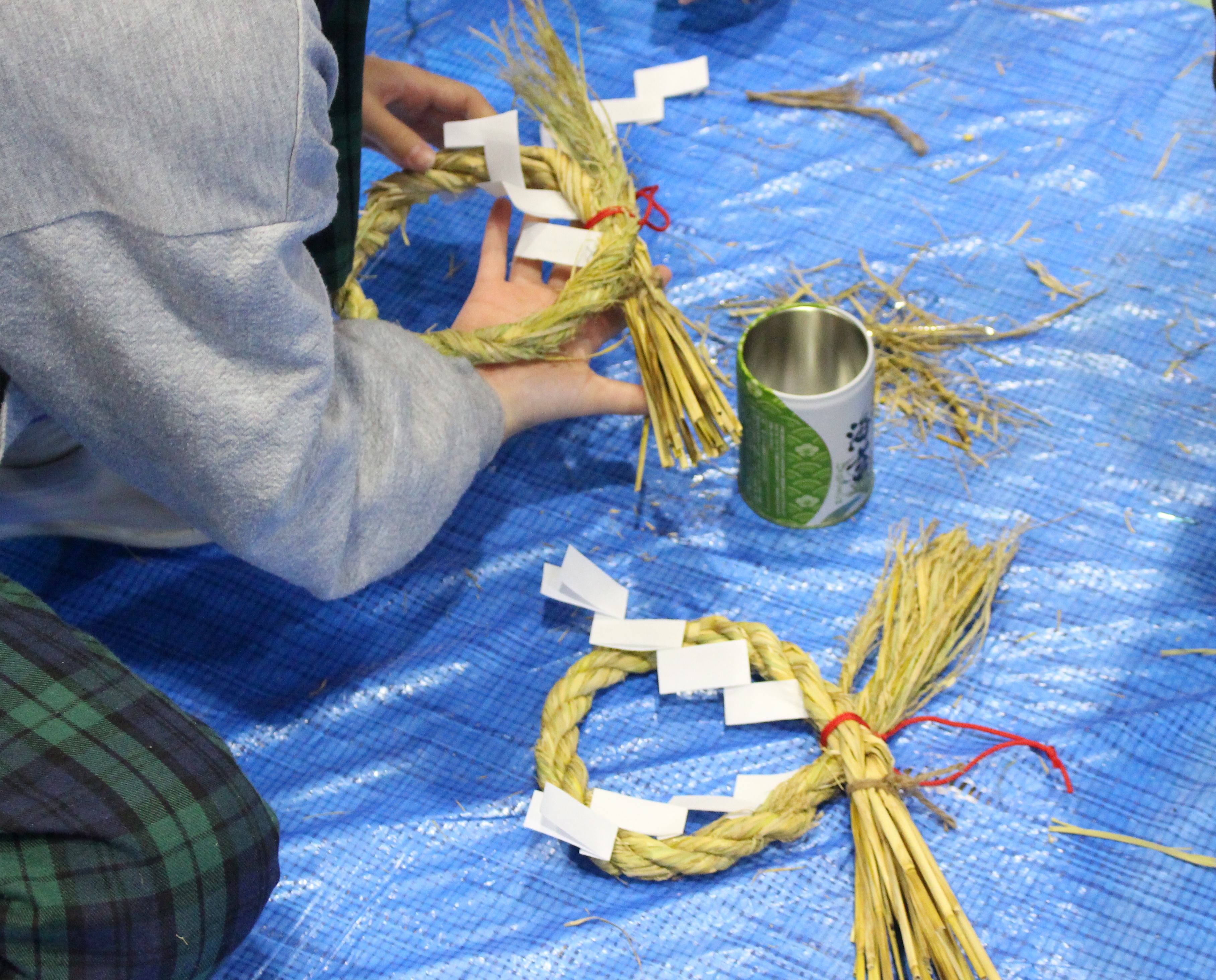 縄を輪状にする様子