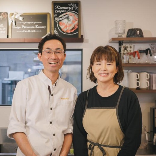 オーナーの込山さんご夫妻の写真。二人ともいい笑顔です。