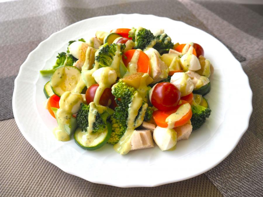 マヨネーズとバジルソースで！皮ごと夏野菜のカプレーゼ風サラダの画像