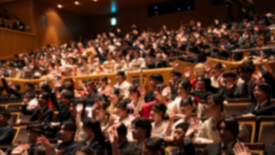 会場の様子。晴れ姿の多くの参加者が座っている。