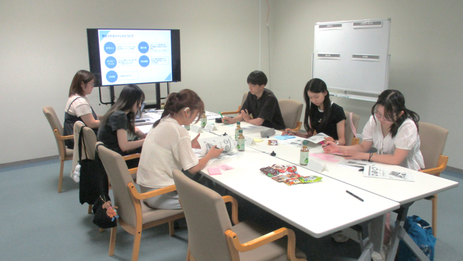 初回の様子。企画委員が机を囲んで会議をしている。