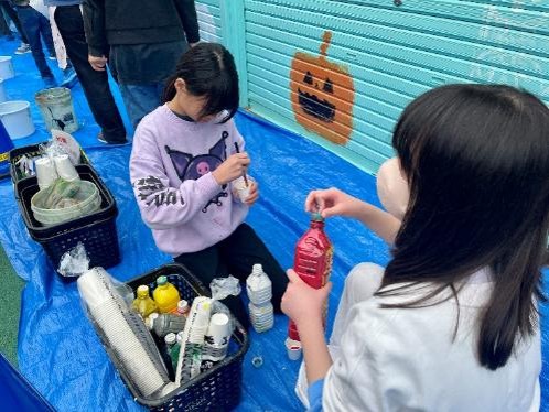 ペンキを混ぜている様子