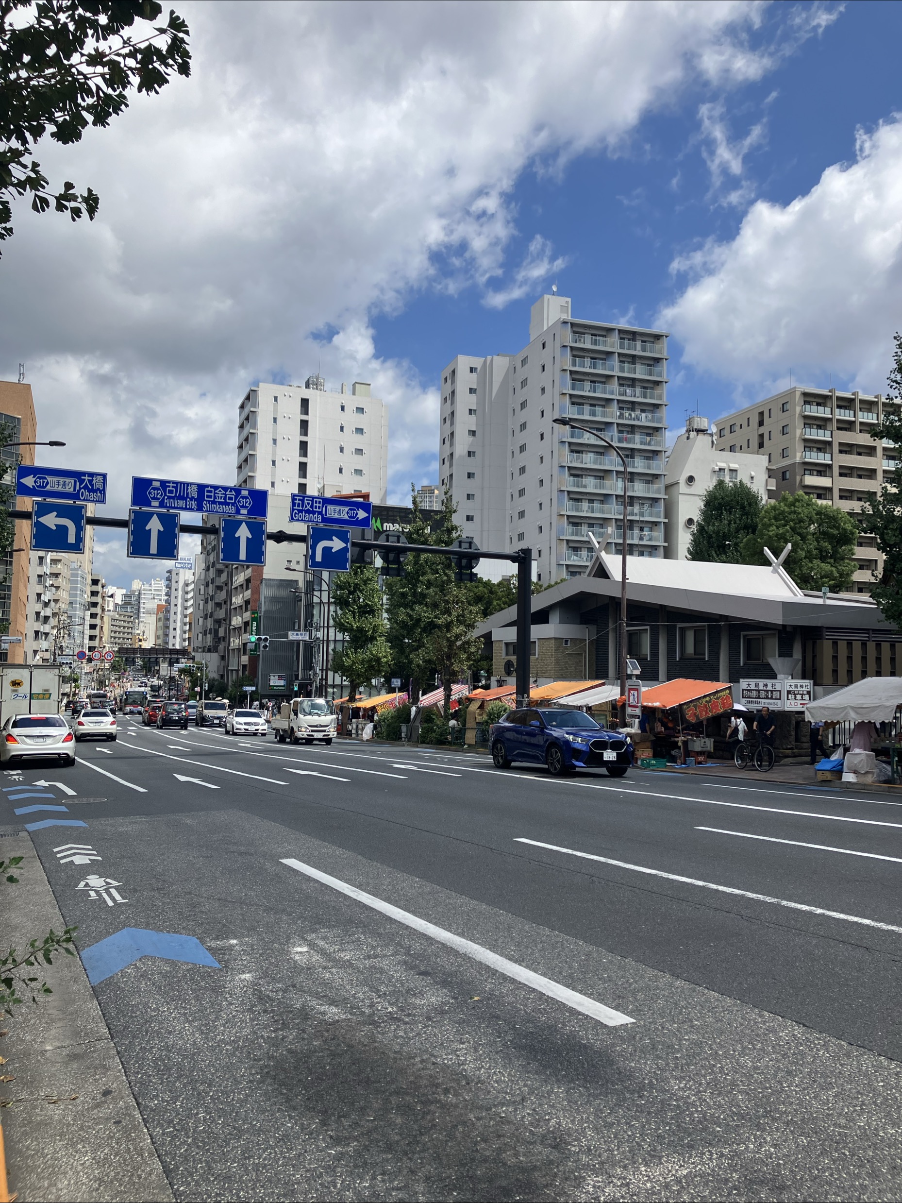 目黒通りから見た大鳥神社方面を見た景色