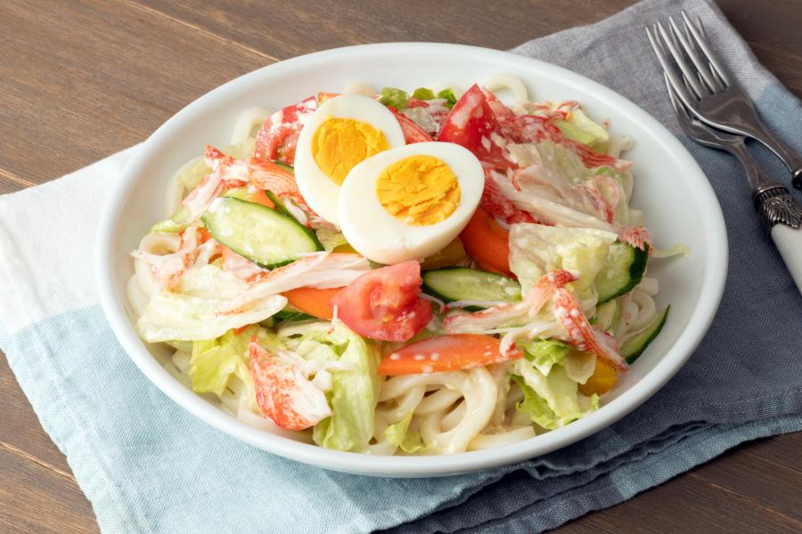 ゆで卵の「めんつゆまぜマヨ」冷やしサラダうどんの画像