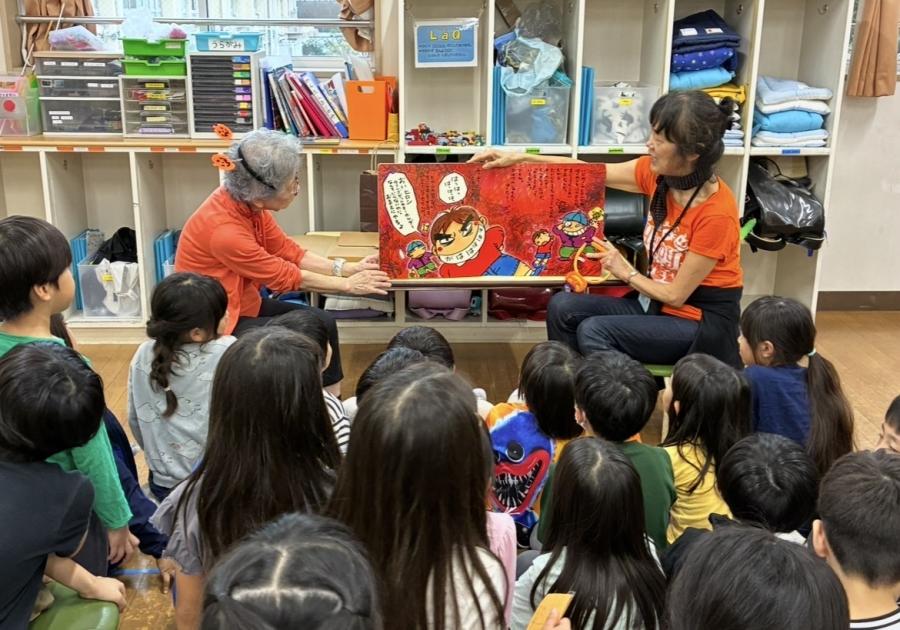 子どもたちが読み聞かせを聞いている様子。