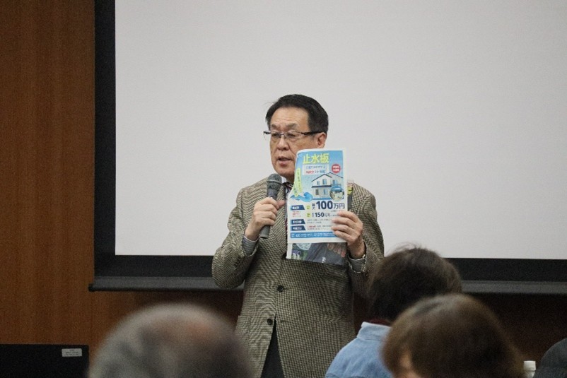 止水板等を設置するための工事に対する助成を説明する青木英二区長