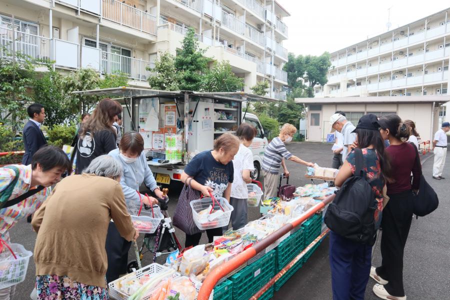 近隣住民が品物を選ぶ様子