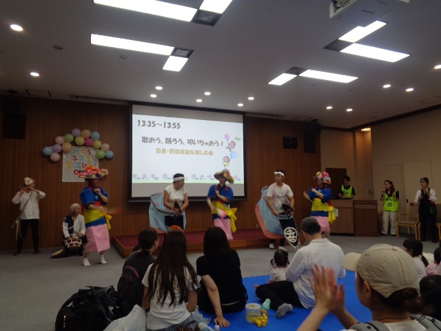 太鼓の響きと篠笛の音に合わせ、豊穣を祈って馬と跳人が踊る様子