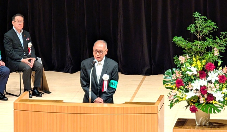 碑文谷防犯協会会長が話す様子