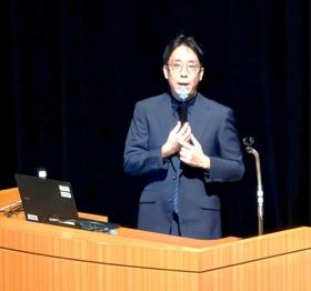 講演する武田信彦氏