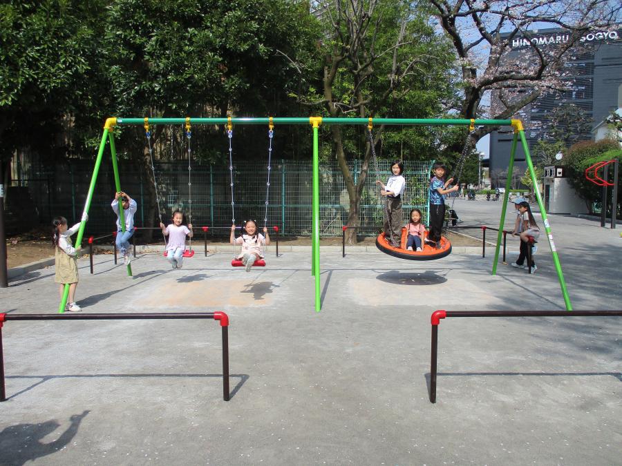 インクルーシブブランコで遊ぶ子どもたちの写真