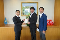 千葉県東京事務所で義援金を渡している写真1