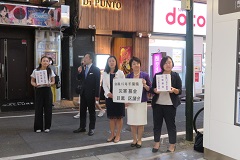 中目黒駅前で募金活動を行っている写真2