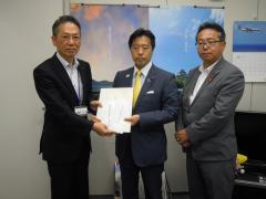 岡山県東京事務所長に義援金を渡す写真