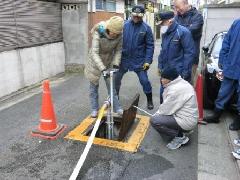 消火栓を閉めている写真