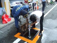 地面の消火栓にスタンドパイプを設置している写真