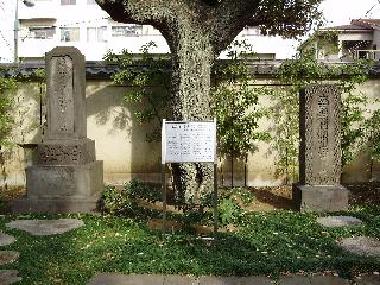 海難供養碑（右灘目、左白子組）の写真