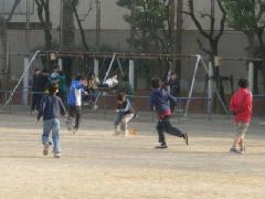 校庭で遊ぶ子どもたち