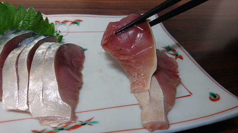 裏返した刺身にいるアニサキス2