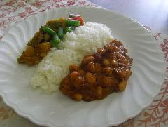 大豆カレーとかぼちゃのカレーの写真