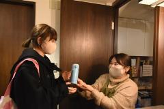 マイボトルを受け取っている写真