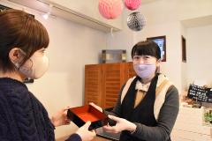 マイ容器を渡している写真