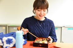 お弁当食べている写真