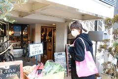 お店に入ろうとしている写真