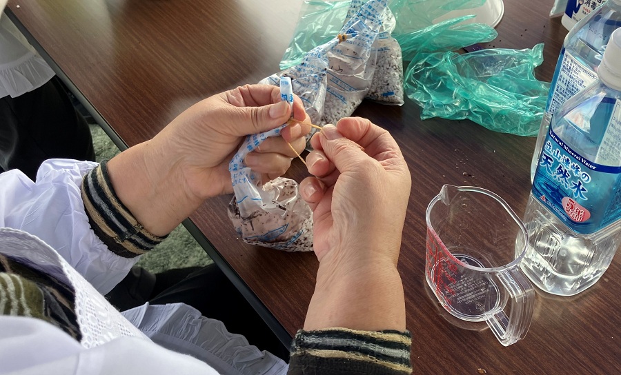 輪ゴムで縛っている様子