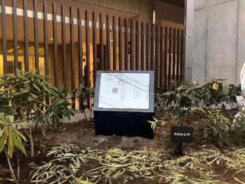 閉校記念碑の形状は横60センチ、地上に出ている部分が縦70センチ、厚みが最大で30センチ。記念碑本体は黒御影石を使用しており、碑文版はステンレス製です。