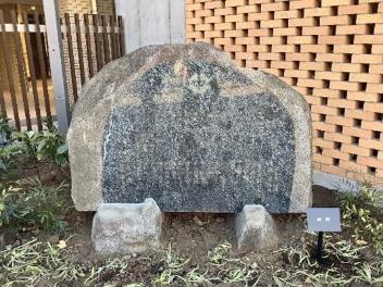 第四中学校の正門そばに設置されていた校歌石碑を、閉校記念碑の横に移設しました。