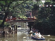 ボートで弁天池を一周の写真