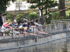 清水池公園で釣りをする人たちの写真