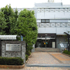 緑が丘文化会館の入り口の写真
