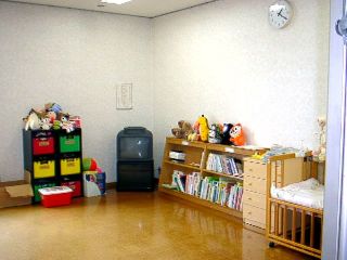 保育室の写真です。おこさんが過ごしやすいように絵本やぬいぐるみを置いています。