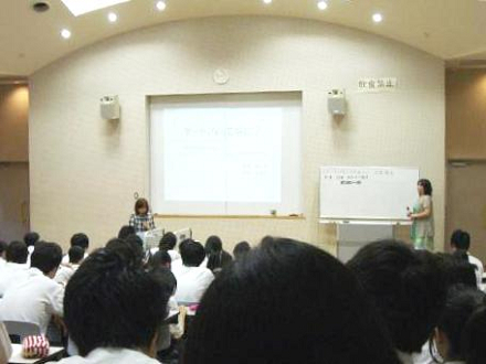 熱心に講座を聴く高校生たちの写真