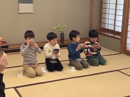 6_ひなまつりにお茶会「苦いけど、おいしいね。」