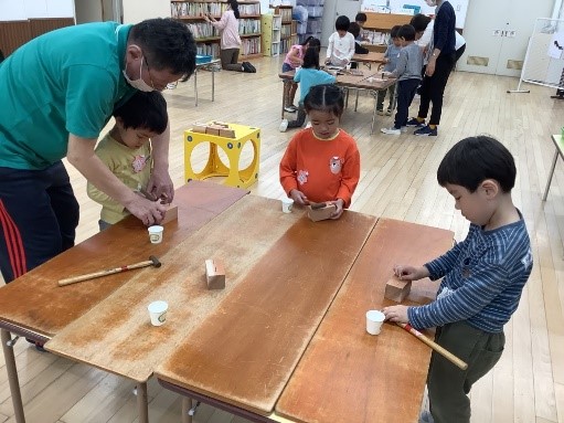 7_童館交流 釘打ち体験