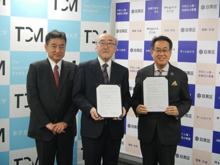 丸山理事長（左）と野平学長（中央）と青木区長（右）